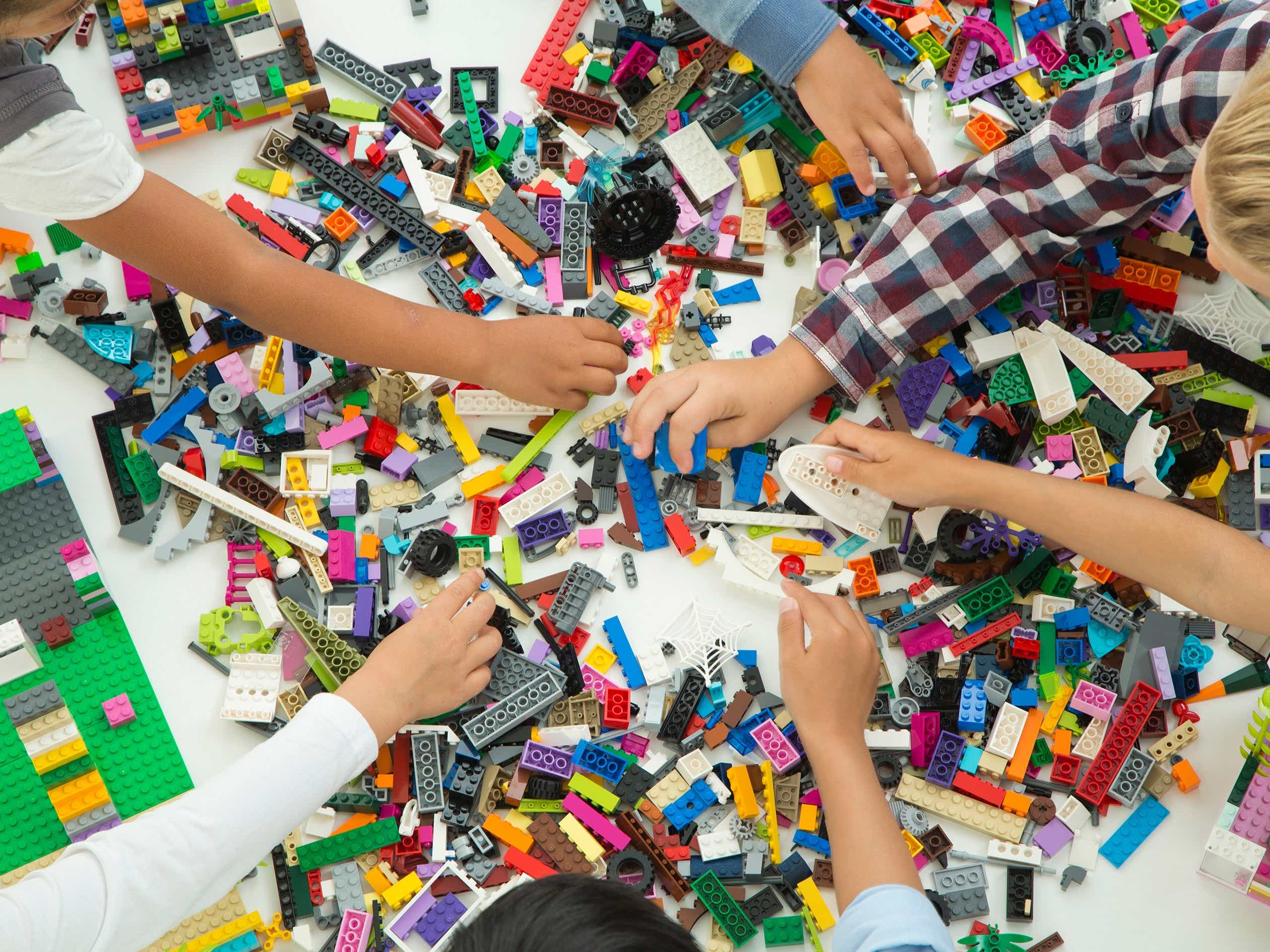 Bermain LEGO Tanpa LEGO: Kreatifitas Anak-Anak Dalam Membuat Mainan Alternatif